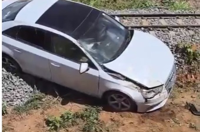 Condutor perde o controle e carro cai sobre linha férrea, em Arapiraca