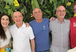 RENATO ARAGÃO REÚNE SEUS QUATRO FILHOS PARA CELEBRAR ANIVERSÁRIO DE 86 ANOS EM SUA MANSÃO