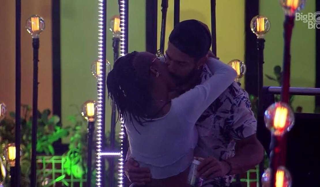 Karol insiste em Bil, após foras, e beijão rola no final da festa; web acusa cantora de assédio