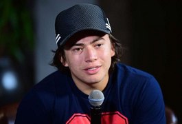 Candidata se passa por fã e se aproveita de boa vontade de Whindersson Nunes