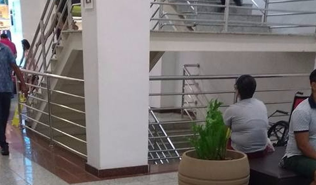 Mulheres reclamam de facilidade de assédio em escada de shopping de Arapiraca