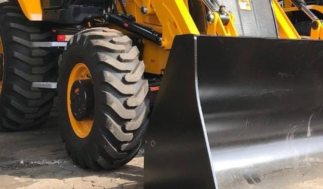 Operador de retroescavadeira perde controle do veículo e destrói parte de muro de residência em Arapiraca