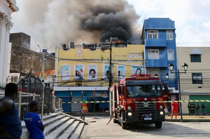 Incêndio atinge loja comercial no bairro de São José, no Recife