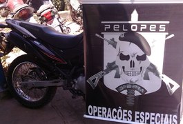 Polícia recupera motocicleta e encontra arma de fogo em residência de Arapiraca