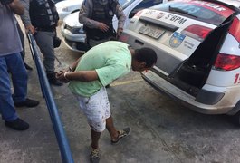 Homem reage a assalto, ataca ladrão a pauladas e termina esfaqueado