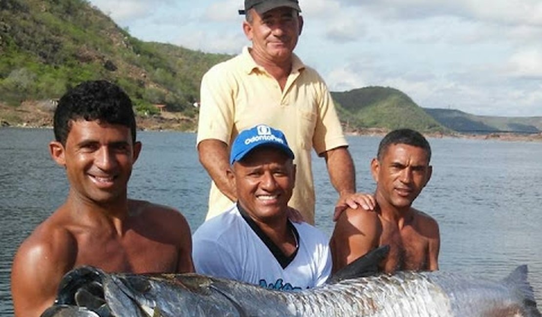 Pescadores capturam peixe com quase dois metros no Rio São Francisco