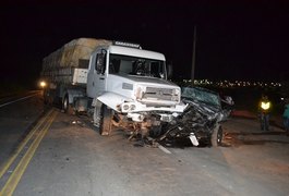 Casal morre após colisão com carreta na BR 101, em São Miguel
