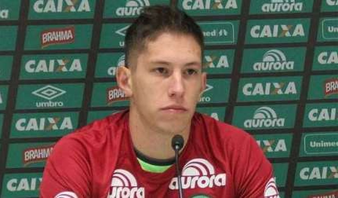 Goleiro Follmann tem recaída, volta a ser intubado e pode ter amputação maior