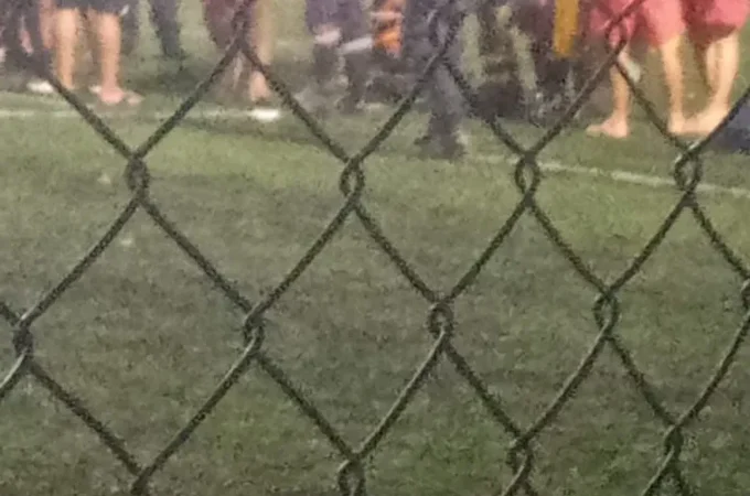 Homem passa mal jogando bola na Arena da Pajuçara, em Maceió