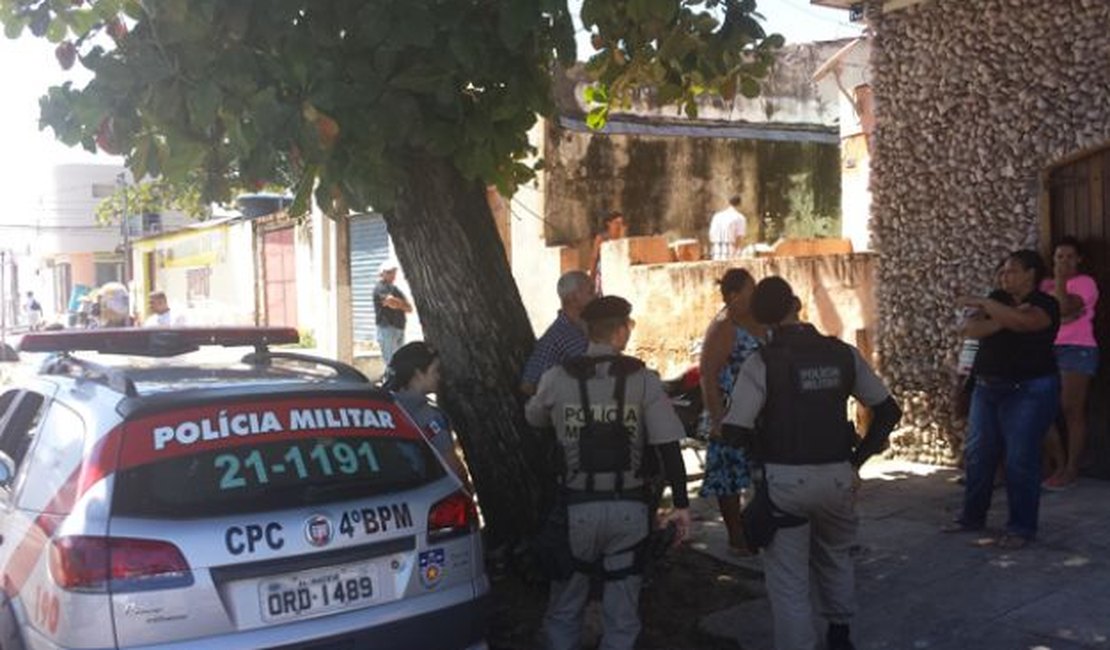 Homem é assassinado na frente da própria mãe em Maceió