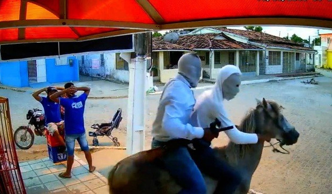 Vídeo. Dupla usa cavalo para assaltar mercado no Litoral de Pernambuco; suspeitos são presos