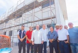 Cumprindo agenda em Arapiraca, Ronaldo Lessa anuncia retomada da obra do Hospital Metropolitano e visita reforma da Vice-Governadoria do Agreste