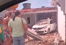 Condutor aciona marcha ré de carro, derruba portão de sua casa e muro de residência vizinha, em Arapiraca