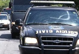 Assaltante rouba arma e viatura oficial de policial civil