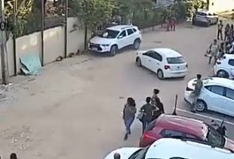 VÍDEO: Após se envolver em batida, mulher acelera e atropela funcionário de pousada em Maragogi