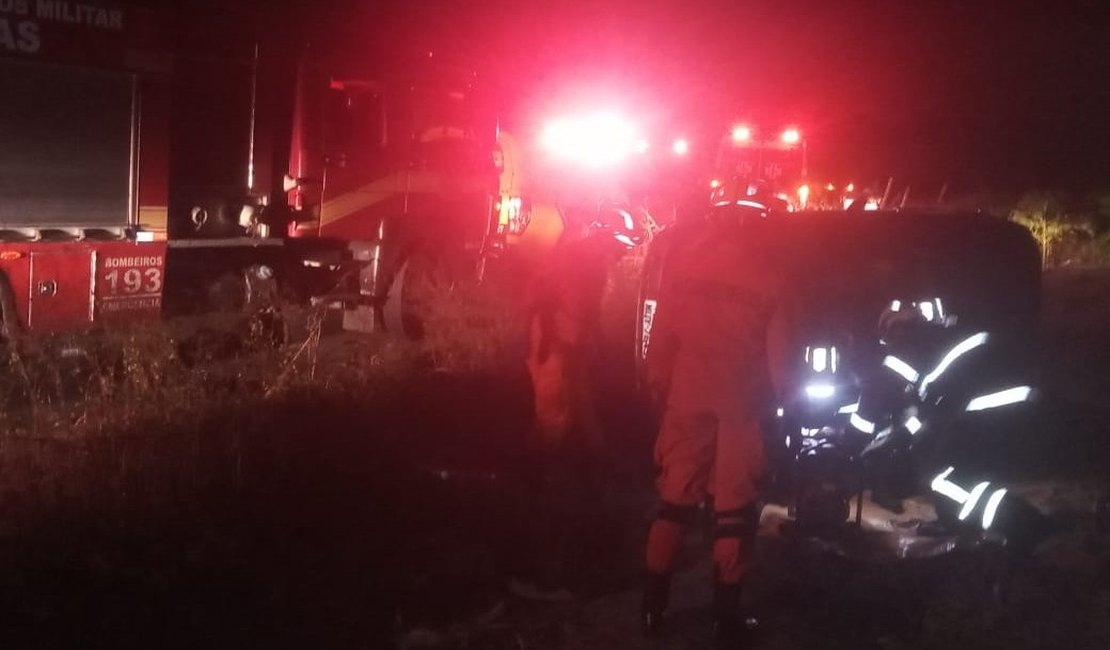 Mulher é retirada das ferragens de carro após capotamento em Coqueiro Seco