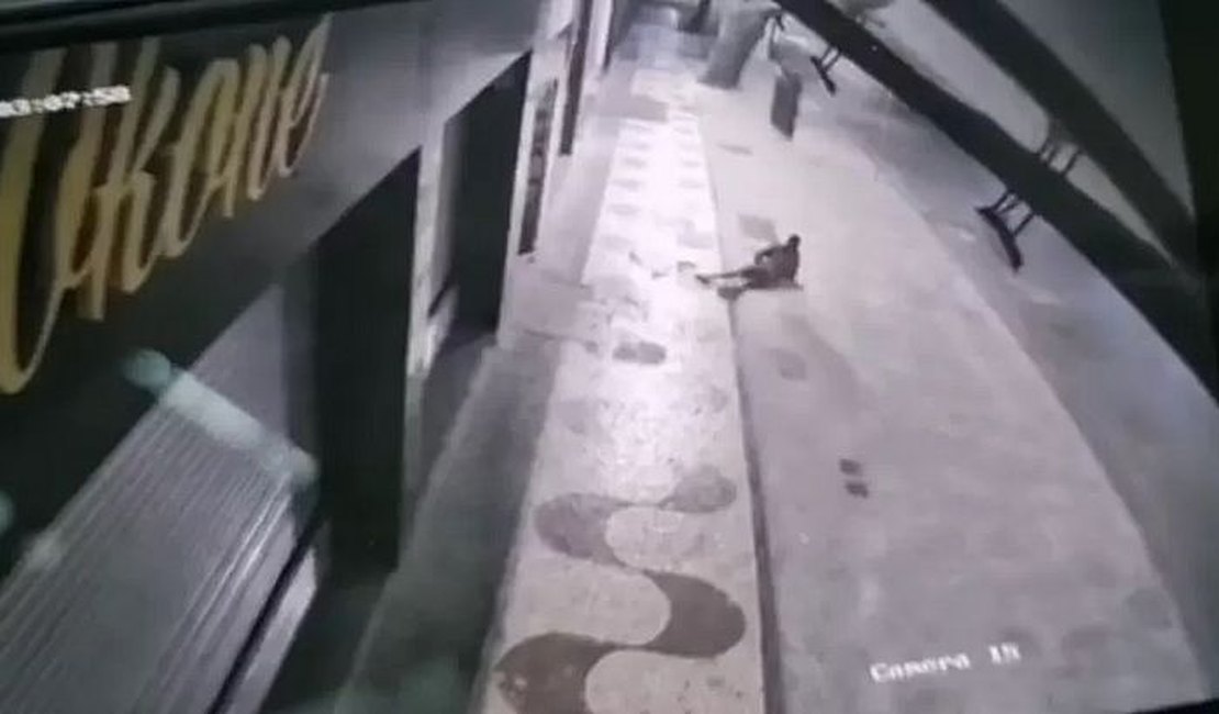 Vídeo: Ladrão cai de prédio após furtar TV e é atingido na cabeça pelo aparelho em MG
