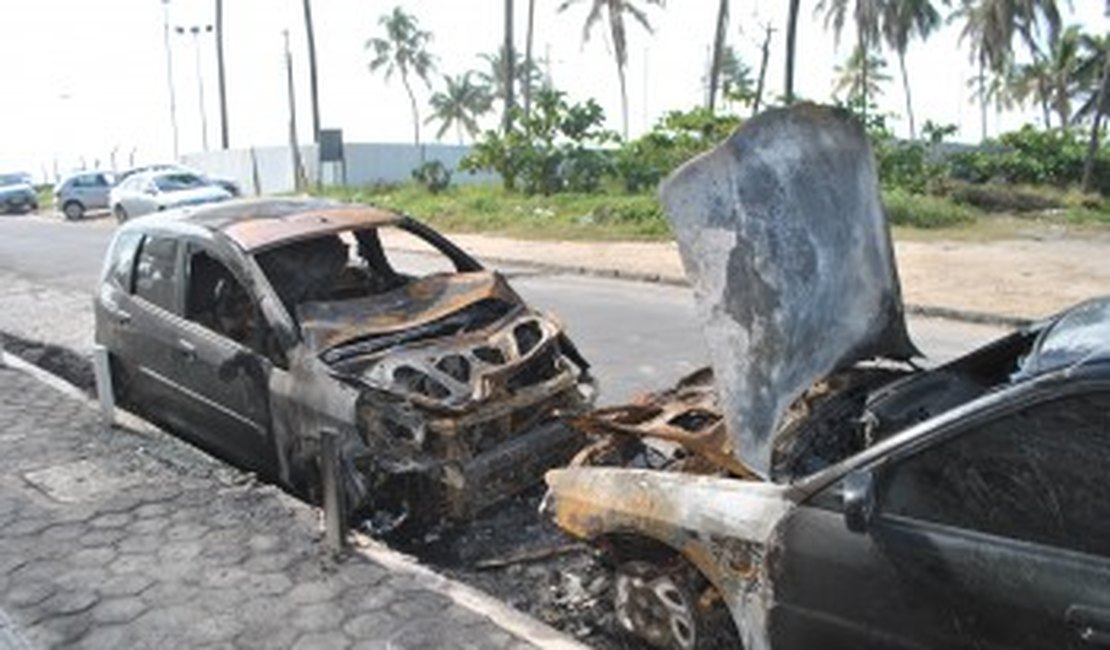 Carros são incendiados após queda de fio de alta tensão em Maceió