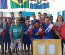 Vídeo. Firmino visita escola em que estudou e realiza ação social no Vergel