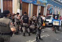 Operação de retirada de ambulantes é marcada por tumulto, em Maceió