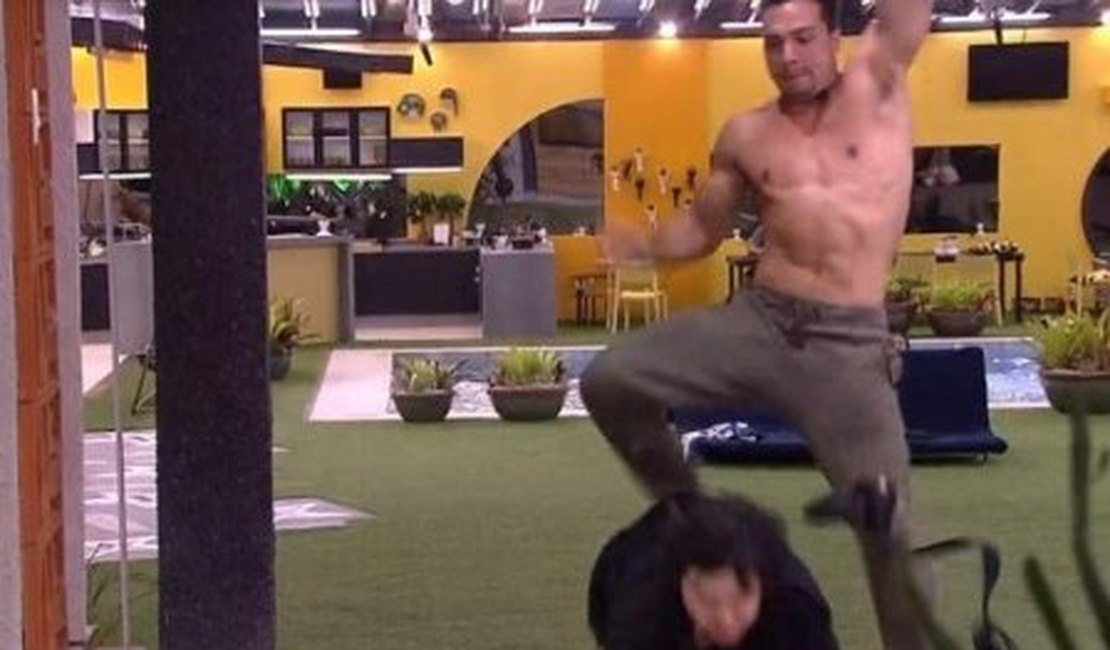 BBB20: Petrix derrubou Pyong para atender ao Big Fone? Veja o vídeo em câmera lenta