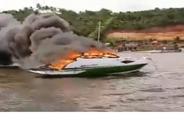 Vídeo: Fogo destrói embarcação na Barra de São Miguel, Litoral Sul de Alagoas