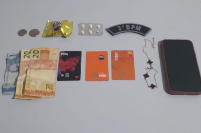 Dupla é presa após roubo a duas jovens e celular é recuperado enterrado no Bosque das Arapiracas