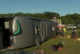 Ônibus tomba, mata criança e mulher, e deixa outros 41 feridos em SP