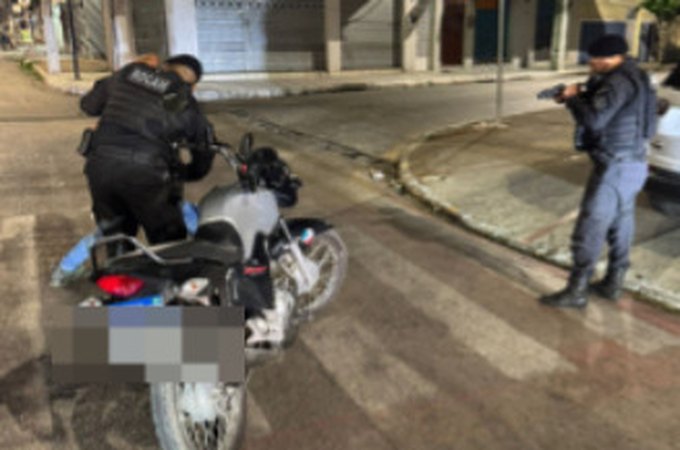 Motociclista sem CNH é flagrado fazendo ultrapassagens perigosas no bairro Cacimbas