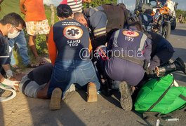 VÍDEO. Motorista de carro tenta ultrapassar cortejo fúnebre e atinge motociclista, em Arapiraca