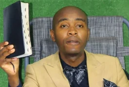 Pastor diz ter 'poder de Deus' no pum e senta na cara de fiéis para 'curá-los'