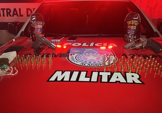 Ação integrada das Forças Táticas do 8º e 12º BPM resulta em prisão e apreensão de arma, drogas e munições em Rio Largo
