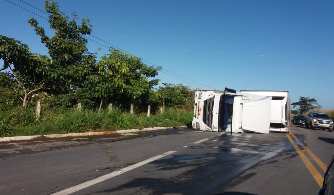 Carreta tomba e interdita rodovia em São Miguel dos Campos