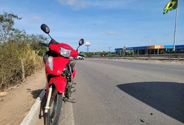 Casal em motocicleta fica ferido ao colidir em traseira de carro perto do shopping, em Arapiraca