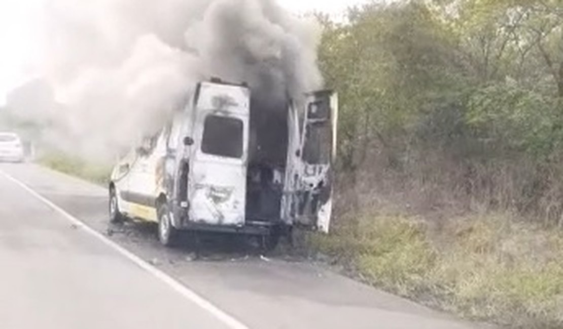 Ambulância de Inhapi fica destruída após pegar fogo na BR-316 em ﻿Estrela de Alagoas