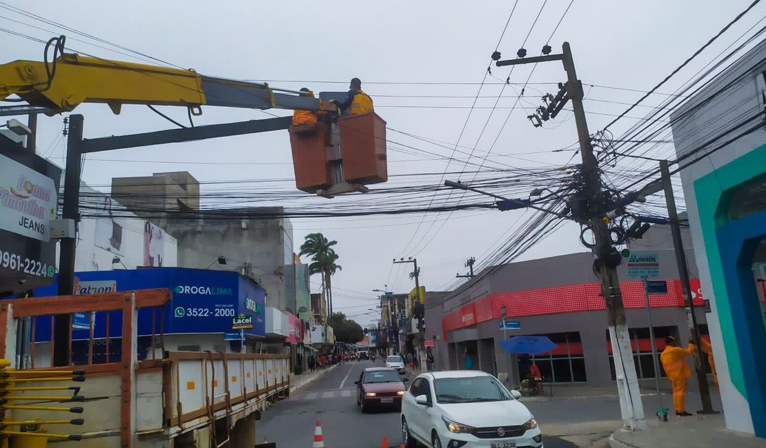 Semáforos da rua Estudante José de Oliveira Leite, em Arapiraca, são retirados temporariamente para manutenção