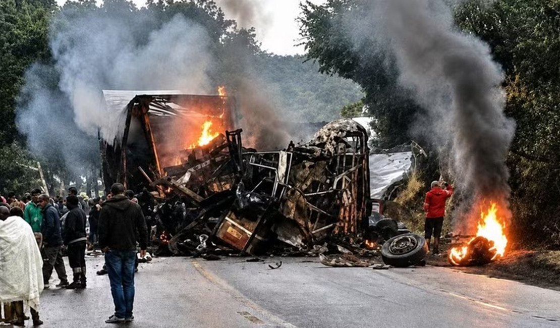 Ônibus e carreta pegam fogo após batida em Minas Gerais; ao menos oito pessoas morreram