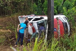 Capotamento de viatura da Polícia Civil deixa feridos na BR-316, em AL