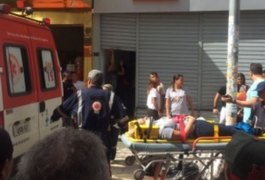 Mulher fica ferida após parte do forro de uma loja desabar no Calçadão