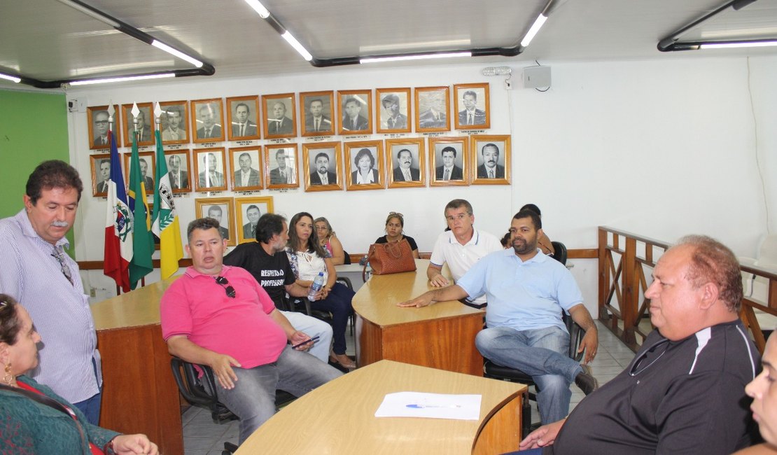 Trabalhadores da educação realizam protesto e pedem apoio para receber reajuste salarial