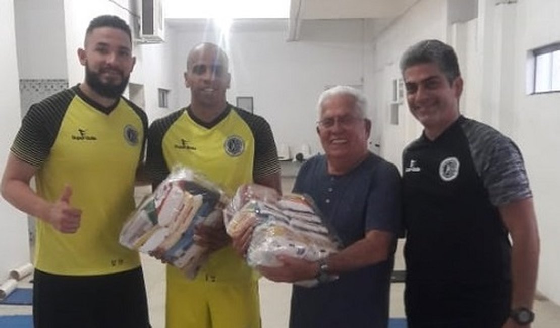 Jogadores do ASA dão exemplo de solidariedade e doam alimentos para instituição e funcionários do clube