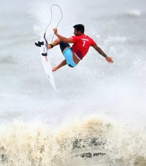Ítalo Ferreira vence e se junta a Gabriel Medina na semi; Brasil já garante medalha no surfe
