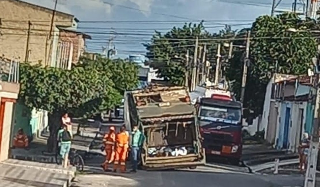 Vídeo. Asfalto cede e caminhão do lixo fica preso em rua de Arapiraca