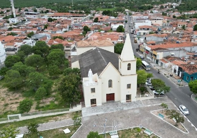 Mãe e bebê de dois anos são vítimas de injúria racial em agência bancária, em Alagoas