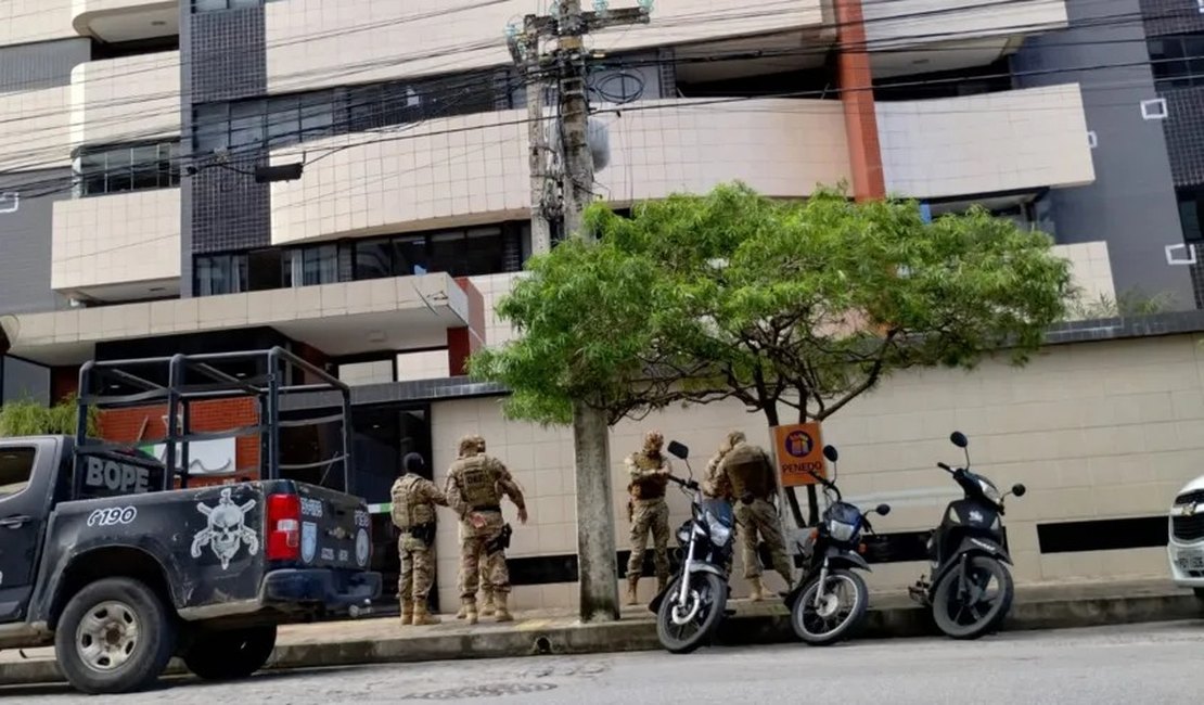 Polícia Federal prende suspeitos de integrar organização criminosa, em prédio de luxo de Maceió