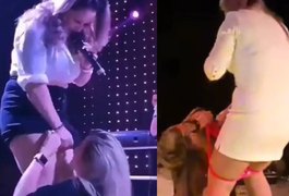 Vídeo. Cantora viraliza ao coar cachaça na calcinha para fãs no palco