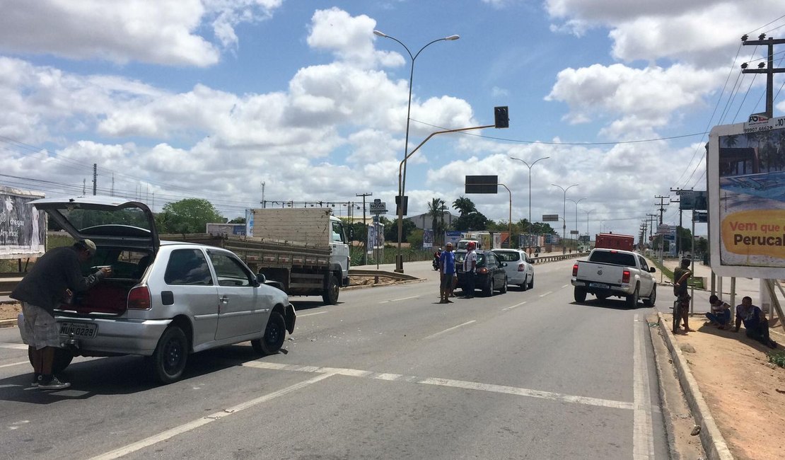 Acidente entre veículos é registrado na AL 220, em Arapiraca