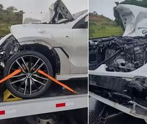 Jogador de futebol se envolve em acidente ao bater com carro em cavalo em rodovia