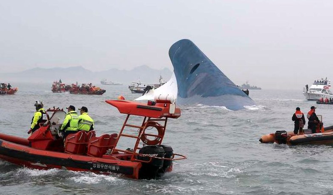 Navio com 470 pessoas a bordo naufraga na Coreia do Sul