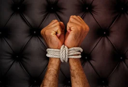 4 dias após se casar, mulher amarra idoso na cama durante sexo e tenta matá-lo estrangulado